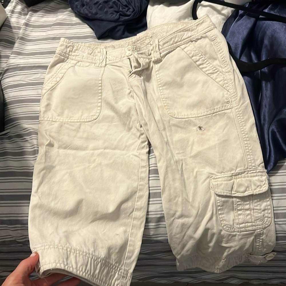 Capris right below the knee, the rough look…super cute